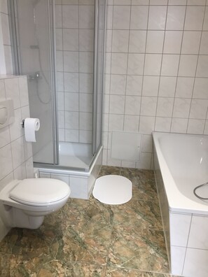 Casa, 2 habitaciones | Baño | Tina con regadera, secadora de cabello, toallas 