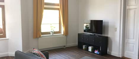 House, 2 Bedrooms | Living room | Flat-screen TV