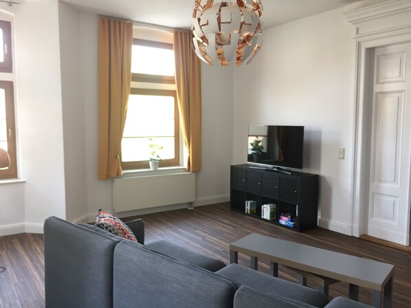 Casa, 2 habitaciones | Sala de estar | Televisión de pantalla plana 