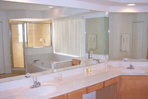 Familienvilla, Whirlpool, zum Garten hin | Badezimmer | Regendusche, Haartrockner, Handtücher, Toilettenpapier