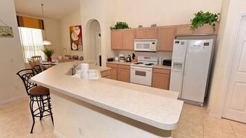 Family Villa, Balcony, Garden Area | Shared kitchen facilities | Fridge, microwave, oven