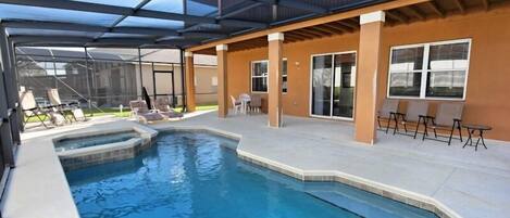 En säsongsöppen utomhuspool och solstolar