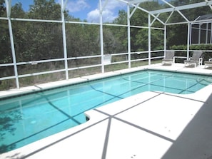Villa familiale, piscine privée, côté jardin | Piscine | Piscine extérieure en saison, parasols, chaises longues