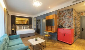 In-room safe, laptop workspace, iron/ironing board, free WiFi