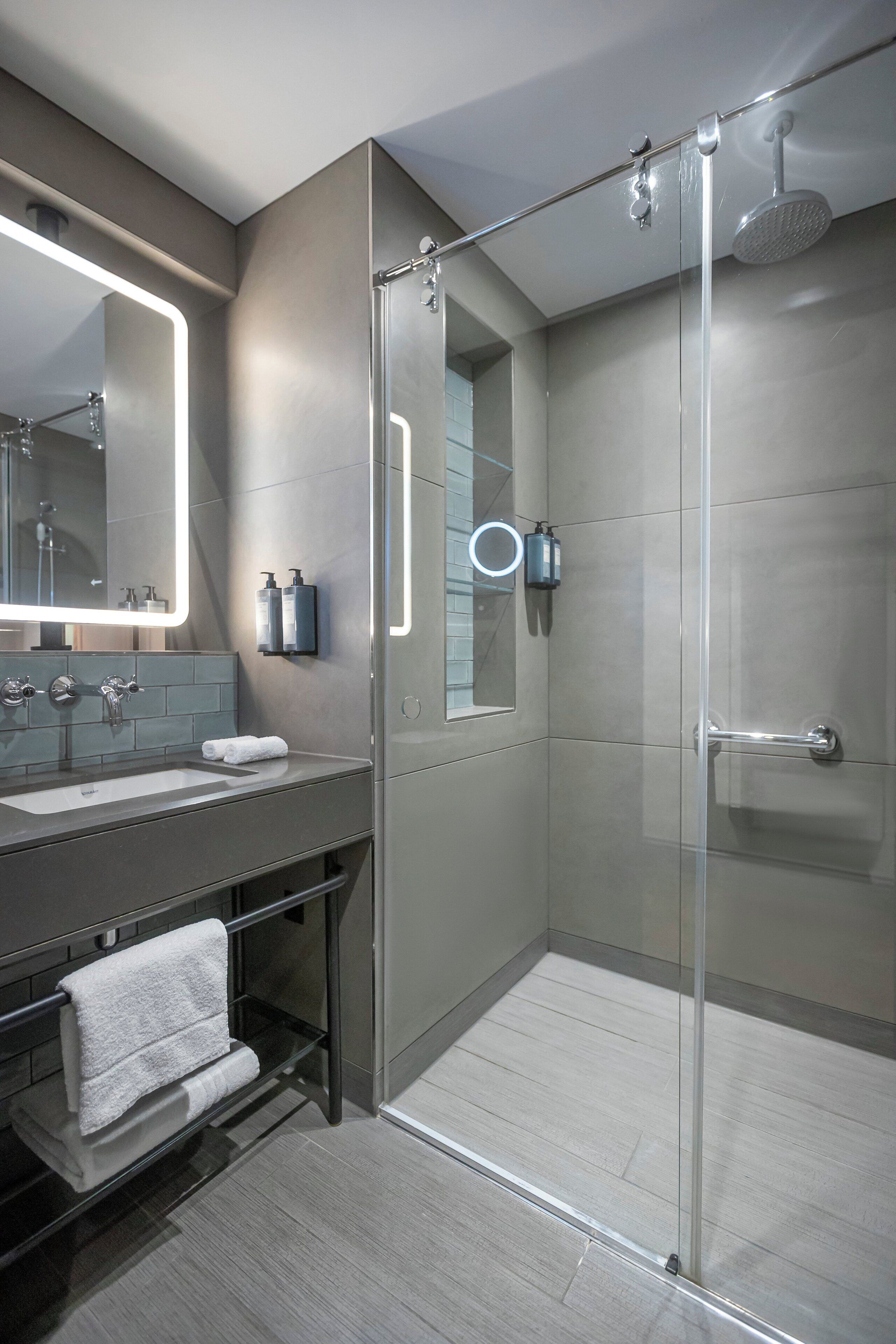 Photo - Clayton Hotel City of London, Tower Bridge