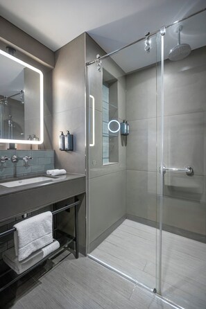Douche, douche à « effet pluie », articles de toilette gratuits