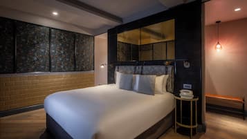 In-room safe, laptop workspace, iron/ironing board, free WiFi