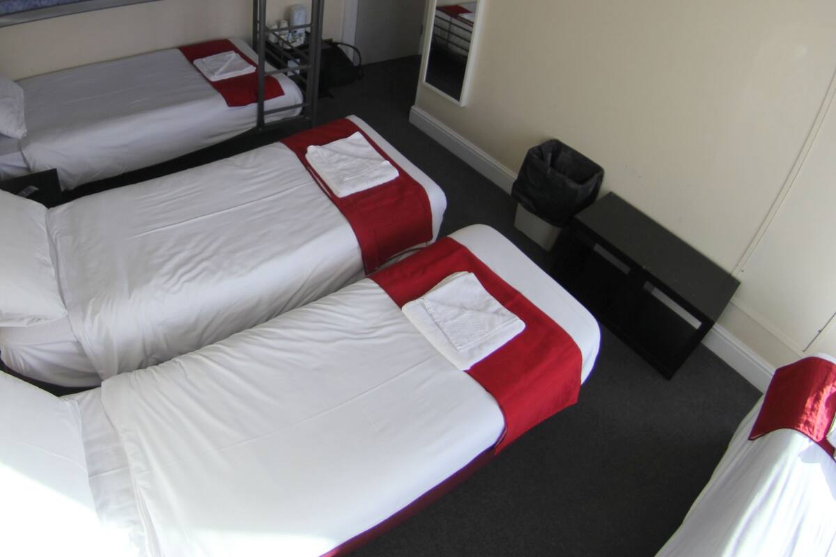 Kamar Quadruple Basic | Wi-Fi gratis dan seprai linen