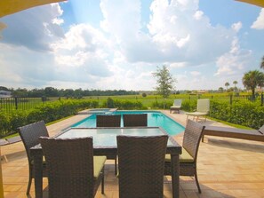 Vila Keluarga, hot tub, area taman | Tempat makan outdoor
