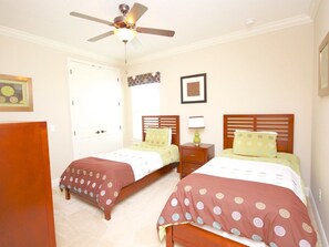 Vila Keluarga, hot tub, area taman | 5 kamar tidur, ruang kerja ramah laptop, setrika/meja setrika, dan Wi-Fi