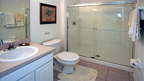 Villa familiar, balcón, en el área del jardín | Regadera en el baño