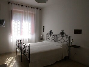 Double Room | Desk, free cribs/infant beds, rollaway beds, bed sheets - Bicoca - Nuova Fattoria (Viterbo)