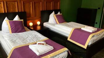 Bureau, rideaux occultants, lits bébé (en supplément)