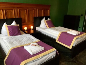 Meja kerja, tirai kedap cahaya, dan tempat tidur bayi (biaya tambahan)