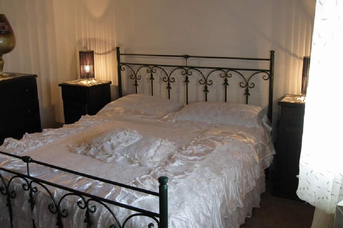 Classic Apartment, Berbilang Katil, Non Smoking | Meja, katil lipat simpan/tambahan, Wi-fi percuma, cadar katil