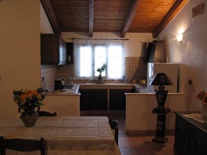 Apartamento clásico, varias camas, no fumadores | Cocina básica privada | Frigorífico grande y placa de cocina
