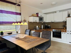 Een koelkast, een magnetron, een oven, een vaatwasser