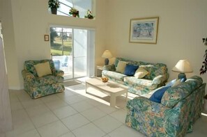 Villa familiar, alberca privada, en el área del jardín | Área de sala de estar | Televisión de pantalla plana y futbolito 