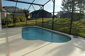 Piscine extérieure (ouverte en saison), chaises longues