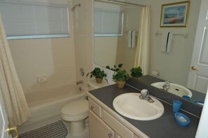 Familienvilla, eigener Pool, zum Garten hin | Badezimmer | Duschwanne, Regendusche, Haartrockner, Handtücher