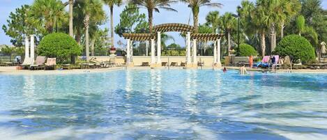 Una piscina al aire libre de temporada, sombrillas