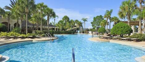 Vila família, sacada, no jardim | Piscina externa | Piscina externa sazonal, guarda-sóis, espreguiçadeiras