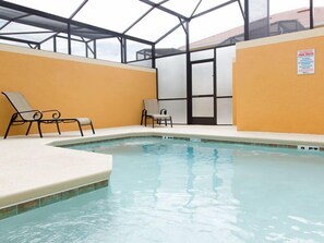 Sæsonbestemt udendørs pool, parasoller, liggestole