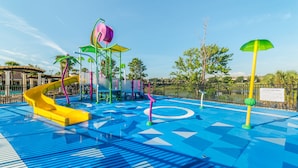A water park with a yellow slide, a water fountain, and a blue patterned floor. - Ov2811 - Windsor Hills Resort - 3 Bed 3 Baths Townhome (Kissimmee)