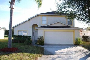 Familievilla, balkong, hageområde | Fasade