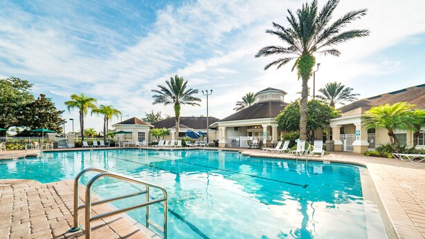 A swimming pool with clear blue water, surrounded by lounge chairs and palm trees. - Ov2417 - Windsor Palms Resort - 6 Bed 3.5 Baths Villa (Kissimmee)