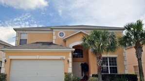 Une maison de plain-pied avec un garage, une entrée principale et un petit porche.