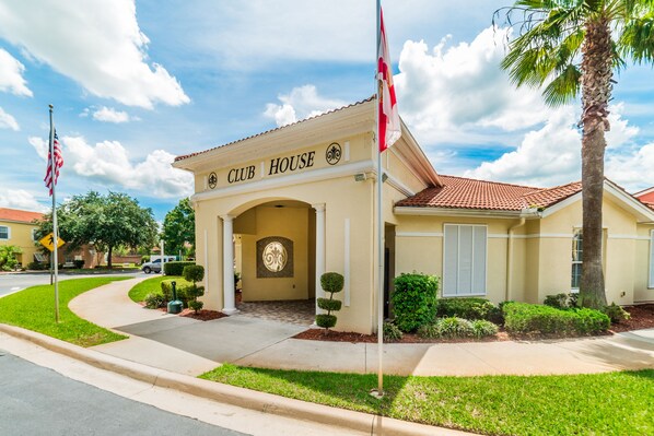 Perhehuvila, yksityinen uima-allas, puutarha-alue | Näkymä kadulle