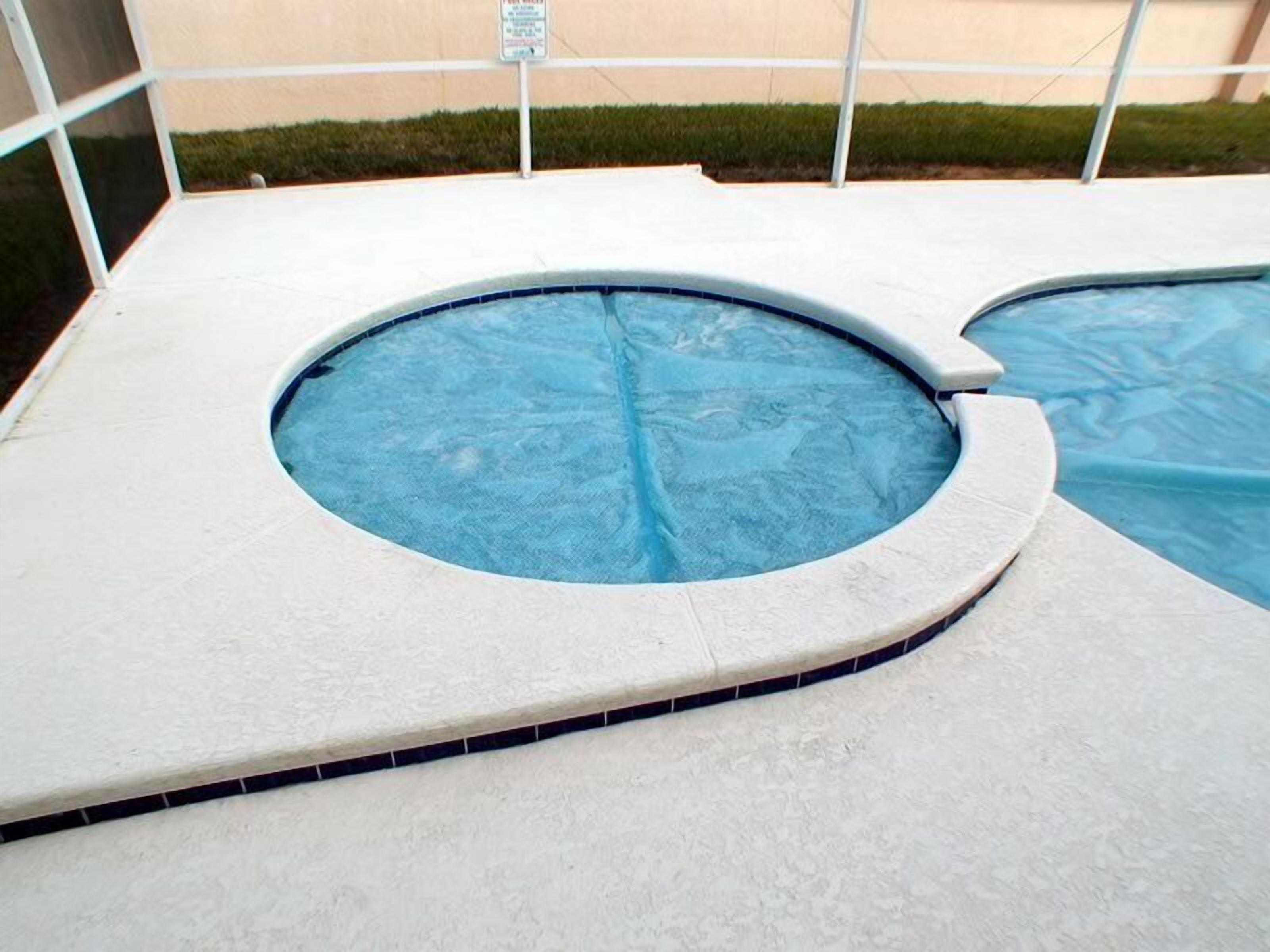 Piscina com borda azulejada e superfície de água azul cristalina.