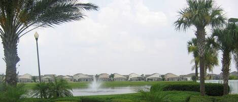 Villa familiar, alberca privada, en el área del jardín | Vista al parque