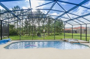Villa familiar, hidromasaje, en el área del jardín | Alberca | Alberca al aire libre por temporada y sombrillas en la alberca 