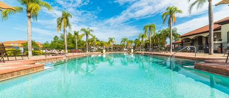 Vila Keluarga, hot tub, area taman | Pemandangan perairan