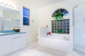 Familienvilla, Balkon, zum Garten hin | Badezimmer | Regendusche, Haartrockner, Handtücher, Toilettenpapier