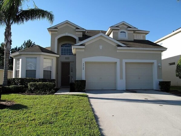 Familjevilla - bubbelpool - trädgård | Boendets fasad