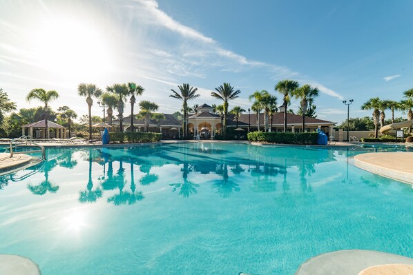 Perhehuvila, poreamme, puutarha-alue | Näkymä vedelle