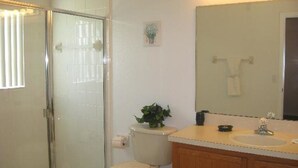Vila Keluarga, hot tub, area taman | Kamar mandi