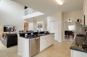 Familie villa, hot tub, tuin | Gemeenschappelijke keuken | Een koelkast, een magnetron, een oven