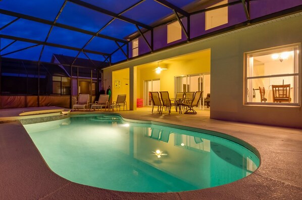 Familie villa, hot tub, tuin | Zwembad | Een seizoensgebonden buitenzwembad, ligstoelen bij het zwembad