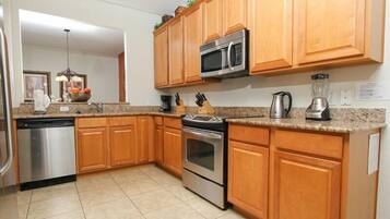 Vila família, sacada, no jardim | Cozinha compartilhada | Geladeira, micro-ondas, fogão