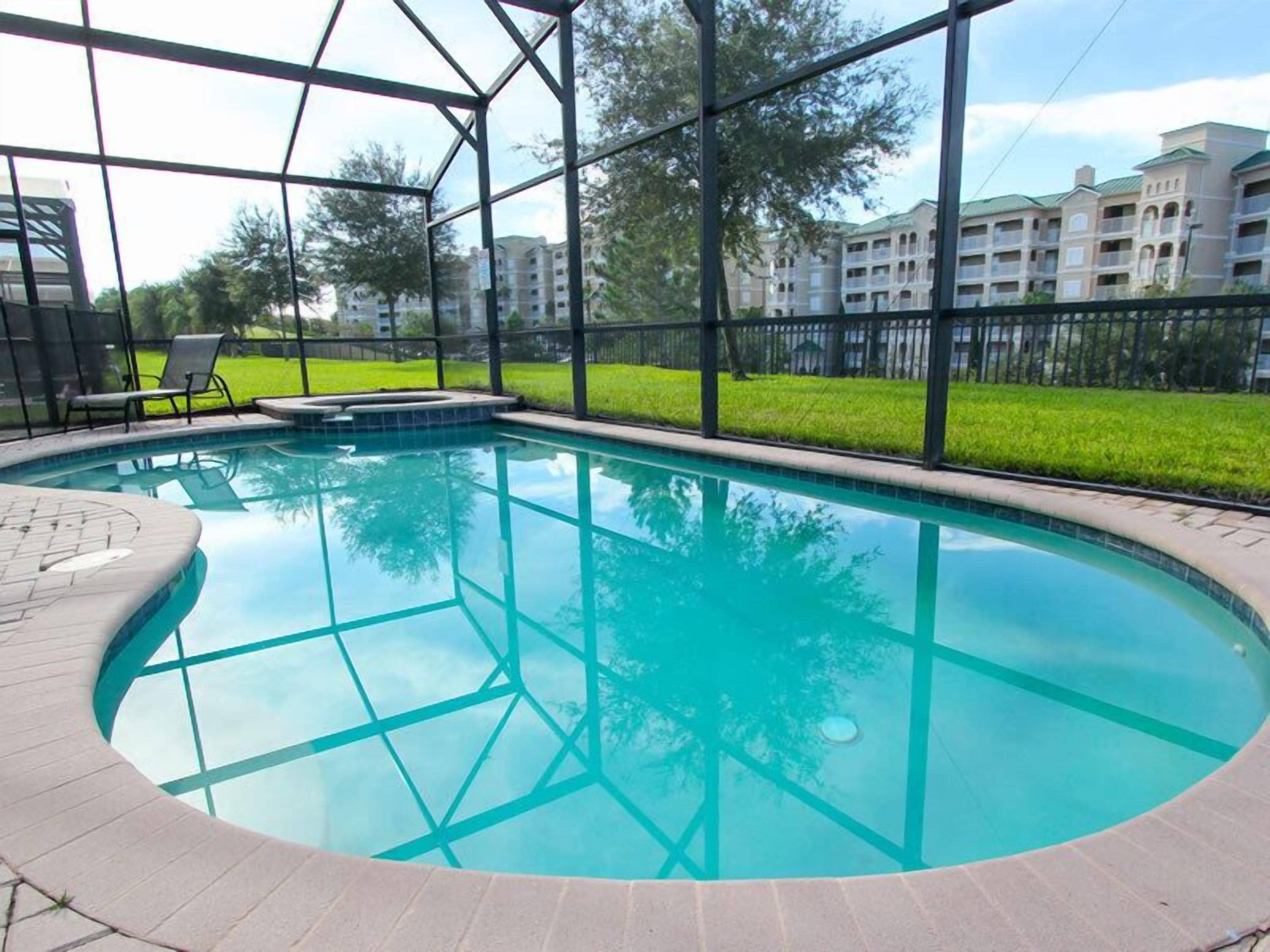 Vila família, sacada, no jardim | Piscina externa | Piscina externa sazonal, guarda-sóis, espreguiçadeiras