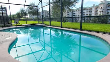 Vila família, sacada, no jardim | Piscina externa | Piscina externa sazonal, guarda-sóis, espreguiçadeiras