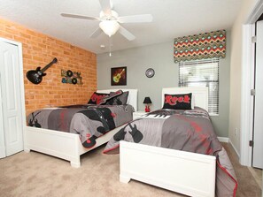 Familienvilla, Mehrere Schlafzimmer, eigener Pool, zum Garten hin | Kinder-Themenzimmer
