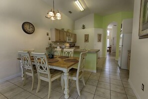 Familienvilla, Whirlpool, zum Garten hin | Gemeinschaftsküche | Kühlschrank, Mikrowelle, Ofen