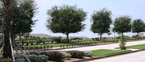 Villa familiar, balcón, en el área del jardín | Vista a la calle