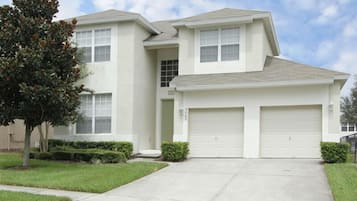 Vila família, sacada, no jardim | Fachada da propriedade