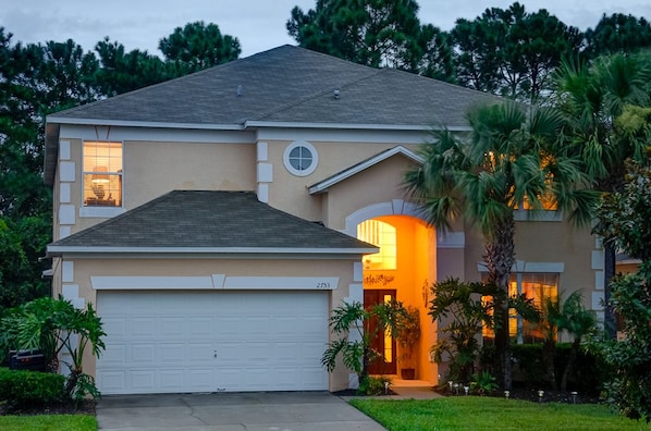 Villa familiale, balcon, cĂŽtĂ© jardin | Façade de lâhĂ©bergement â soirĂ©e/nuit